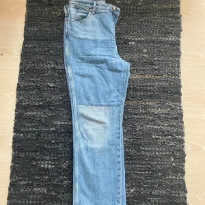 Jeans wrangler / Billabong  - Jeans wrangler i samarbete med Billabong  Crop modell 28-32 