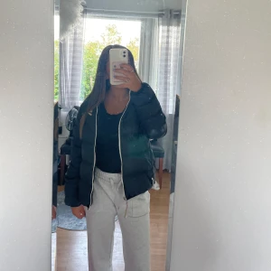 Nike jacka - Säljer denna super snygga jackan som är perfekt nu till vintern.