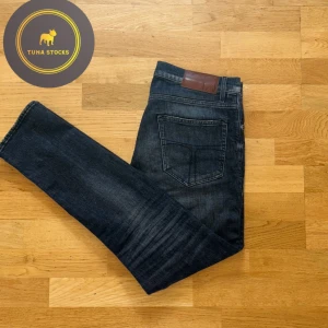 Mörkblå jeans från Tuna Stocks - Säljer ett par snygga Tiger of Sweden jeans i modellen Pistolero | Skicket är bra och storleken är 30/32 | Pris 499 | Hör av dig vid minsta fundering! 