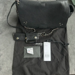 Jerome  - Jerome dreyfuss väska i black silver  Använd, har defekt på ett hörn och kedjan men annars fin hör av dig om du vill se mer bilder. Dustbag och äktighetsbevis medföljer 