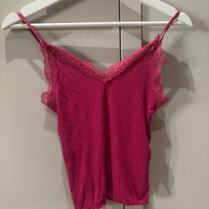 Linne - Gulligt linne med spets i fint skick🩷