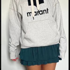 Marant sweatshirt - Hej! Säljer en nästan oanvänd Marant tröja i en fin grå färg den är i bra skick och har tagits väll hand om. Ordinaire pris är ungefär 3700kr.  Den funkar bra för både killar och tjejer. 