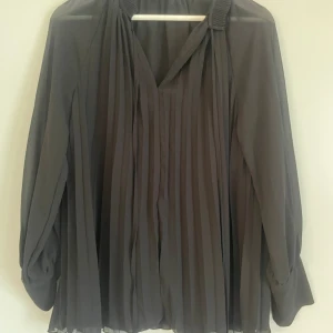 Snygg svart blus - Snygg och fin svart blus från hm! Knappt använd och i väldigt bra skick❣️ kan knyta vid halsen eller låta snörerna hänga fritt💞