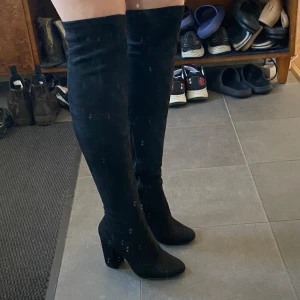 Over knee skor - Väldigt fina over knee skor med 10cm hög klack, Tyvärr inte använda så mycket så känner att de bättre att nån annan kan få dom