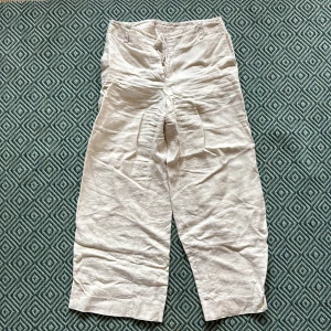 DKNY Linnebyxor - Ett par linnebyxor i 100% linne från DKNY