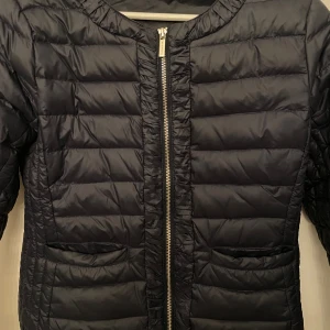 Jacka/cardigan  - Jätte snygg jacka/cardigan som är perfekt nu till hösten. Jätte bra skick. Det stor storlek 40 i jackan men jag bär oftast S och den passar mig jättebra! Skriv för fler biler💕