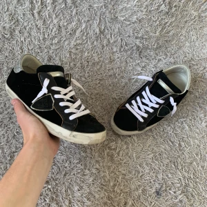 Philippe Model | Sneakers - Säljer dessa trendiga Philippe Model skor! | Grymt skick utan defekter! | Säljer för 999kr men kan diskuteras! | Storlek 39. | Ställ gärna frågor innan du köper!