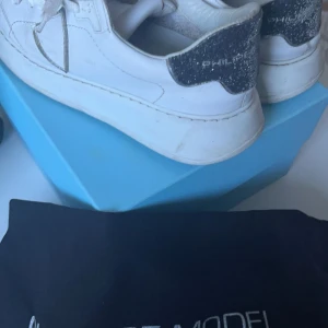 Philippe model skor - Jätte fina och trendiga skor från Philippe model som inte längre används, använda en del men ändå i vra skick, nypris 3000 men säljer för 600