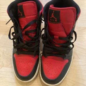 Nike Jordan 1 mid - Jag säljer min sons skor. De är i jättefint skick & knappt använda.  Nypris på JD Sport 1500kr. Priset kan diskuteras!