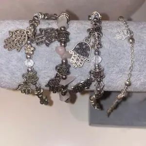 Säljer ett set med flera armband i silverfärg med detaljerade Hamsa-händer och pärlor. Armbanden har en kan köpas gemensamt eller separat! Perfekt för en liten touch till din outfit! 1 för 35, 2 för 60, alla 4 för 100kr!🌟