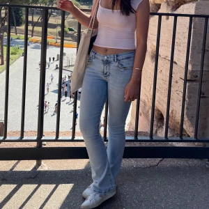 Low Flare Jeans 520  - Jeans från BikBok i storleken S-31 vilket motsvarar en bra storlek för dig med längd 160-167💗  Ett ”hål” vid fickan men i övrigt i fint skick!! 