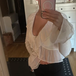 Volang topp - Säljer nu min fina volang topp ifrån new yorker som är köpt i höstas💞 använd fåtal gånger så i väldigt bra skick