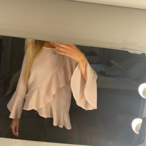 Ljusrosa volangblus - En så söt ljusrosa volangblus💓