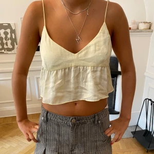 Gul silkes topp - Super söt topp, köpt på aritzia i New York 💓😇 