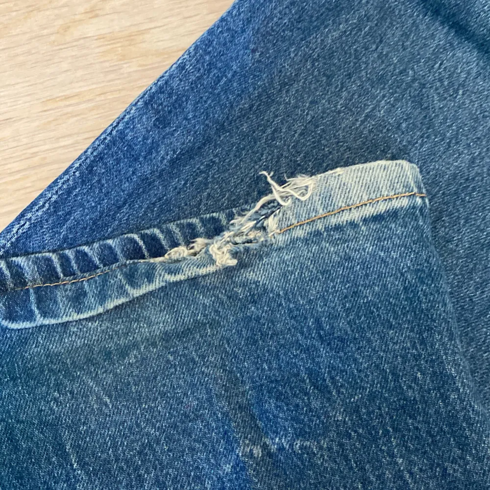 säljer dessa snygga mörkblåa baggy bootcut jeans köpta från h&m, är lite slitna längst ner på benen. Man kan justera midjan.. Jeans & Byxor.