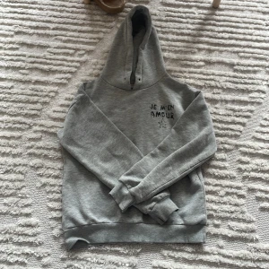 Ma cherie hoodie  - Jättefin je m’en amour hoodie k storlek 134/140  från Gina Tricot men den passar mig som är 160💓