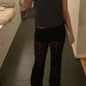 Spets byxor  - Säljer ett par spets byxor som jag inte kommer till användning, dom är i storlek M men skulle säga de sitter som en S också. ( inte min bild) men mina ser exakt lika dana ut Inbyggda shorts!