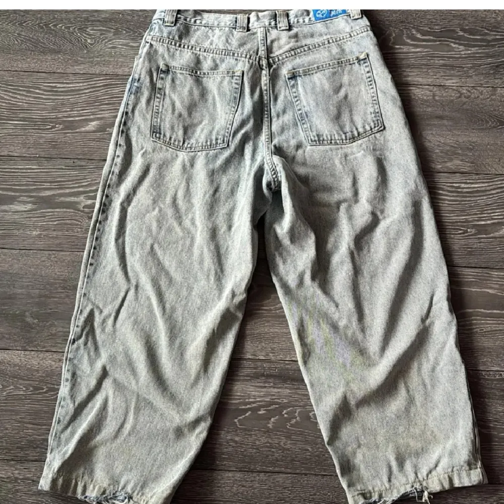 Polar big boys köpte här på plick dem kommer i befintligt skick så du ser på bilderna dem få skadorna som finns. Jeans & Byxor.