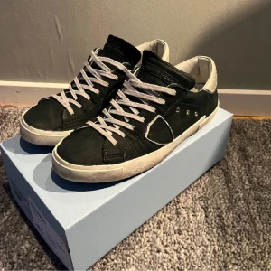 Philippe model - Säljer nu dessa sjukt eftertraktade Philippe Model skor(Prsx) i den extremt sällsynta färgen Olivgrön 🫒 Skorna är storlek 43. Pris kan diskuteras. Ända negativa är att flärpen inanför skon är lite paj. Hör av er för mer!🙏🤩