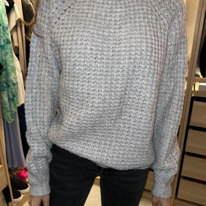 Tröja  - Stickad tröja från Lager 157 i storlek XS, väldigt fin skick på den. Färg: Grå. Nypris 159