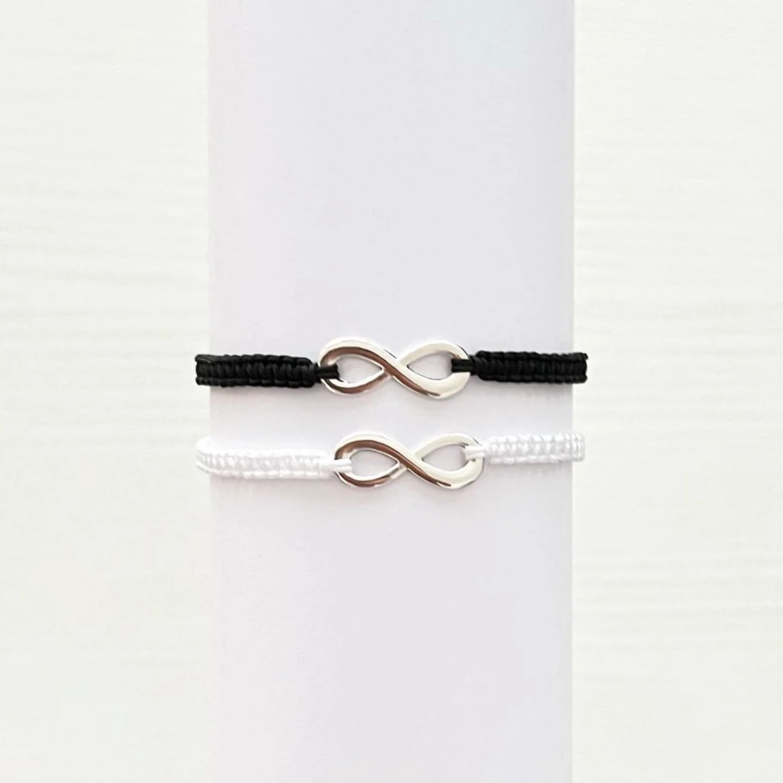 Svart och vitt armband ( extra gåva på köpet)