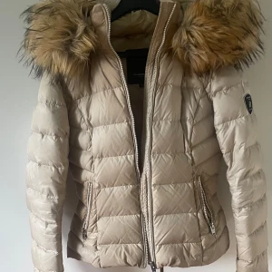 Rockandblue jacka - Säljer denna fina jackan från rockandblue som tyvärr har blivit liten för mig. Den är väldigt skön och håller kvar värmen under den kalla vintern. Köpte för 1500kr💕