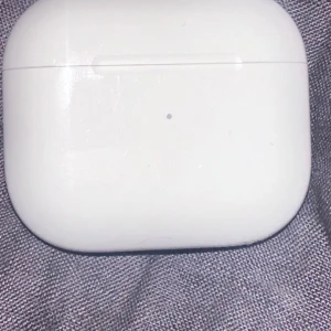 Airpod skal generation 3 - Detta är ett knappt använt airpod skal, som jag nu säljer för att jag hittade mitt gamla. Skalet är använt Max 3 gånger, och har inga ytliga repor eller skador. Detta skal är till generation 3!