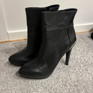 Stövletter - ZARA - Aldrig använda så i gott skick. Endast testade hemma Storlek 37 Nypris : 600kr 