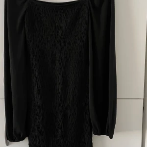 Klänning - Gina Tricot  - Svart klänning från Gina Tricot i storlek S 