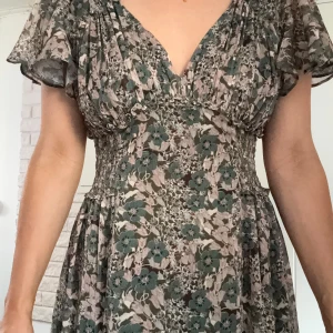 Sommarklänning Derhy - Midi klänning från Derhy i grönt/beige mönster. 