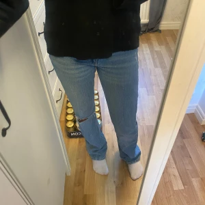 Blå jeans  - Säljer för att ja inte använder dom längre. Dom är i bra skick 