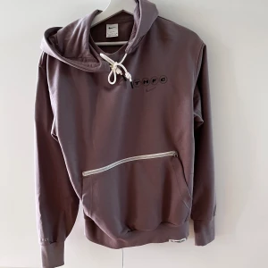 Tottenham Hoodie Nike - Helt ny Tottenham merch hoodie från Nike med dragkedja och luva. Unisex storlek S, aldrig använt 💙  Bortaställets färg  Nypris 800kr