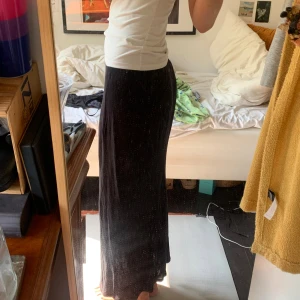 Svart långkjol med slits - Jätte och typ aldrig använd! Den har en slits längs nere, ingen aning vad jag köpte den för💗