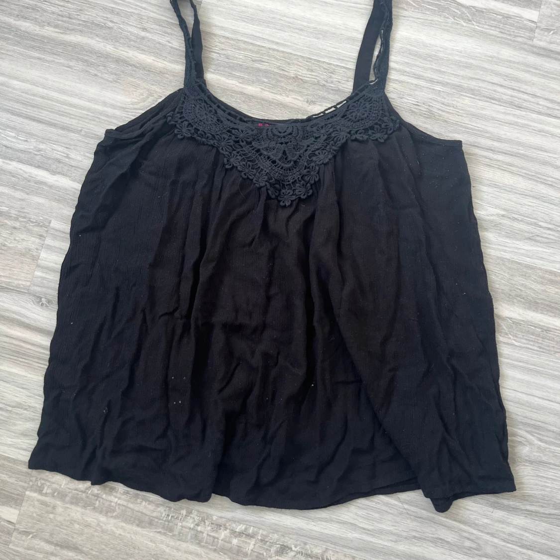 Svart linne med spetsdetaljer