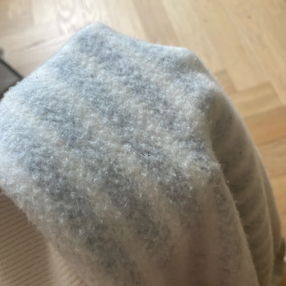 Säljer denna supersnygga randiga sweatshirten från Zara med mjukt tyg inuti. Den är sparsamt använd och jag skulle säga att den passar XS-M.. Tröjor & Koftor.