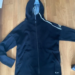 Adidas Zip-up - Hej, säljer en Adidas Zip-up med ett par Adidas byxor till, både tröjan och byxorna är i utmärkt skick, tröjan är perfekt för kyligare dagar och utesport. VILL MAN INTE HA BYXORNA MED SÅ DRAS PRISET NER. Priset går att diskutera Mvh