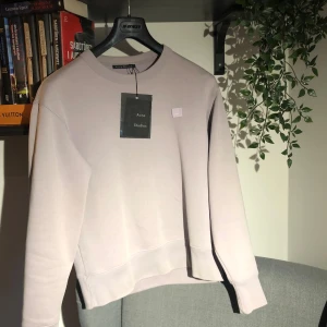 Acne sweatshirt  - Acne sweatshirt, Fairview Face: Skick: 8.5/10 (general wear), tags finns Strl.: S Färg: Mauve purple Pris: 600kr (+ frakt) - eller bud!
