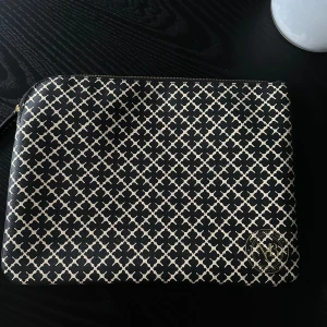 datorfodral - säljer detta skitsnygga datorfodral från Malene Birger, finns ej att köpa längre. Knappt använd 🤎 köpt för cirka 1600 kr 🤍 bild nr 3 visar storleken jämfört med en macbook air 13 tum