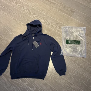 Ralph lauren hoodie - Ralph lauren hoodie. Säljer för att den var för liten för mig när jag fick hem den. Aldrig använd och lappar sitter kvar. Storlek M men sitter som storlek 