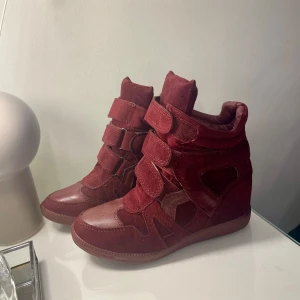 Isabel marant liknande skor - Såå fina isabel marant liknande skor🙌🏼 så fin röd färg perfekt nu till hösten🍁❤️färgen syns mest rätt på sista bilden(bild 4)🙏🏼