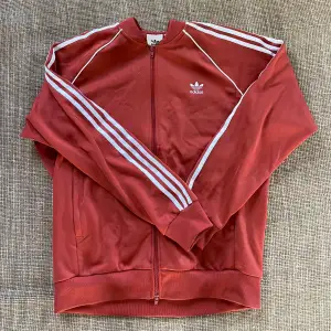 Adidas originals träningsjacka track top i storlek XL. Annorlunda rost röd färg. 