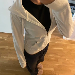 tajt zip-up - super fin tajt vit hoodie med luva💓de finns ett litet hål vid sidan av ena fickan som inte syns när man har på sig den! Var tyvärr så när jag fick hem den från Plick!! 