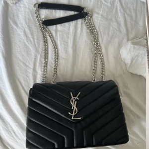 Ysl väska  - Superfin väska, knappt använd 