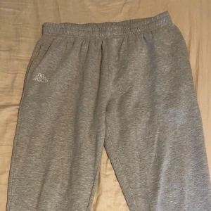 Grå mjukisbyxor från Kappa - Grå sköna mjukisbyxor från Kappa. Sitter som M/L. Tveka inte att höra av dig om du har frågor eller vill ha fler bilder!