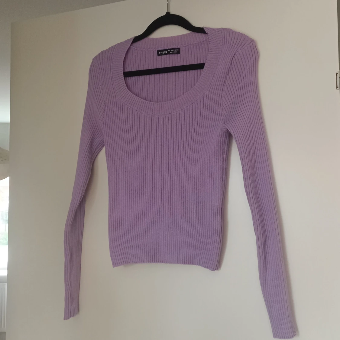Lila ribbad tröja från SHEIN