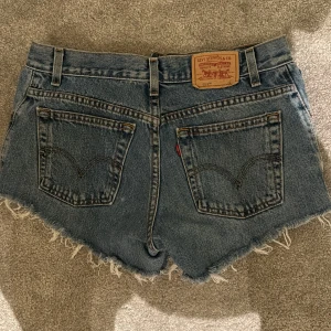 Levis shorts  - Säljer dessa as snygga Levis shorts som passar till allt! De passar 36/38 beroende på hur man vill att det ska sitta🌟🌟