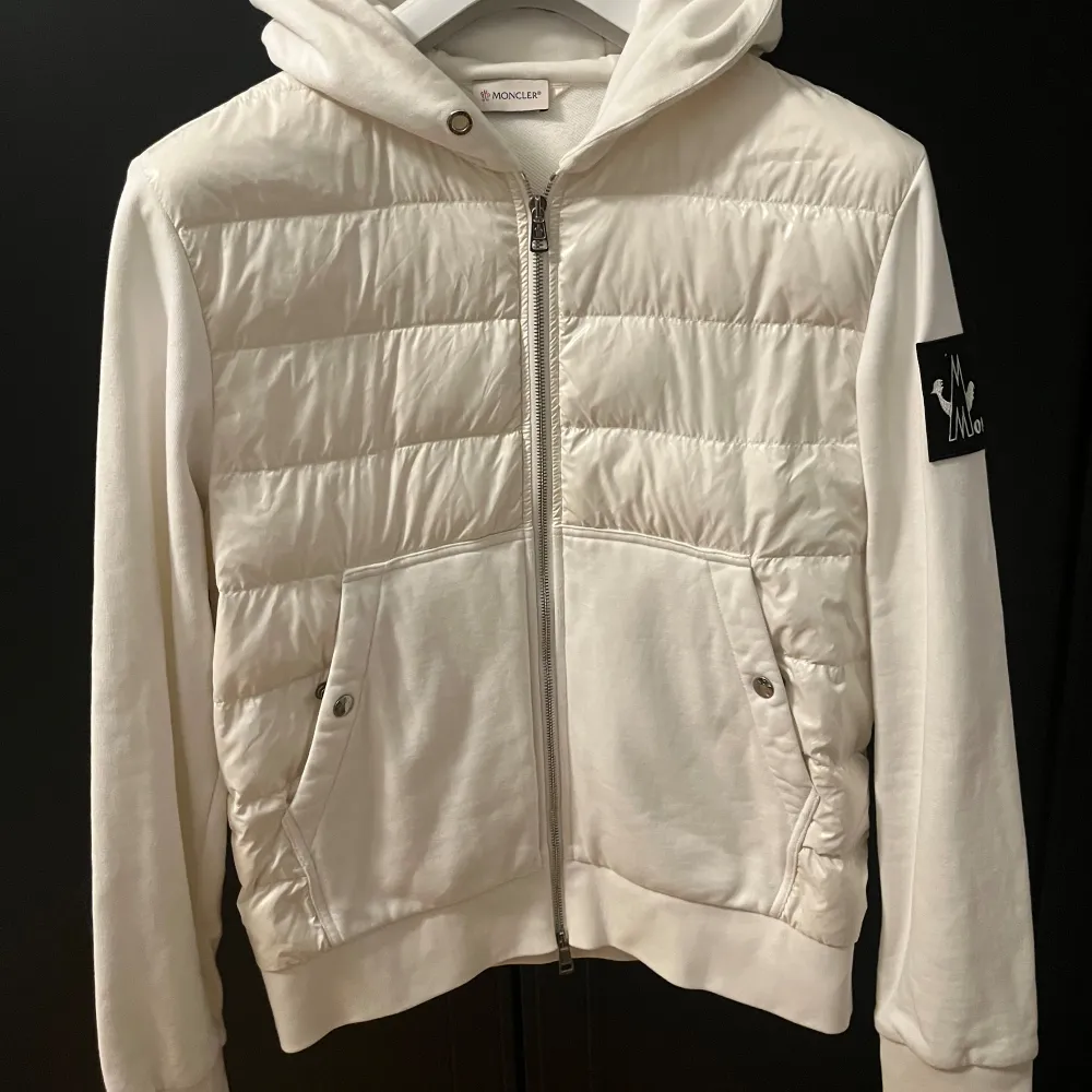 Moncler Cardigan i väldigt fint skick. Storlek L, passar mindre.. Jackor.