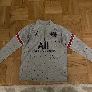 Psg träningskit - Psg toppen 350kr Med byxorna 500kr Byxorna bara 200kr