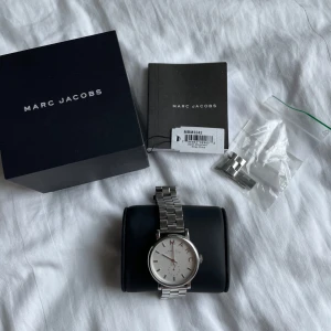Marc jacobs baker klocka - Marc jacobs klocka i modell baker (MBM3242). Superfin vardagsklocka som passar till allt i borstat/polerat stål. Liten knappt synlig repa på glaset, se bild. Batteriet behöver bytas. Stainless steel. Water resistant (5ATM). Diameter urverk 36,5mm.