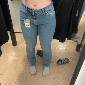 blå jeans - Blå låg midjade jeans som är använda 1 gång, utmärkt skick